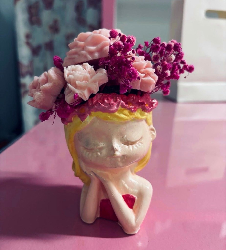 Composizione artigianale in resina e fiori di cera realizzata a mano da L'Angolo delle Meraviglie