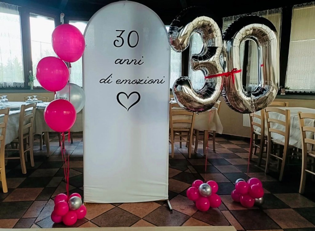Allestimento compleanno 30 anni con pannello personalizzato e palloncini rosa e argento