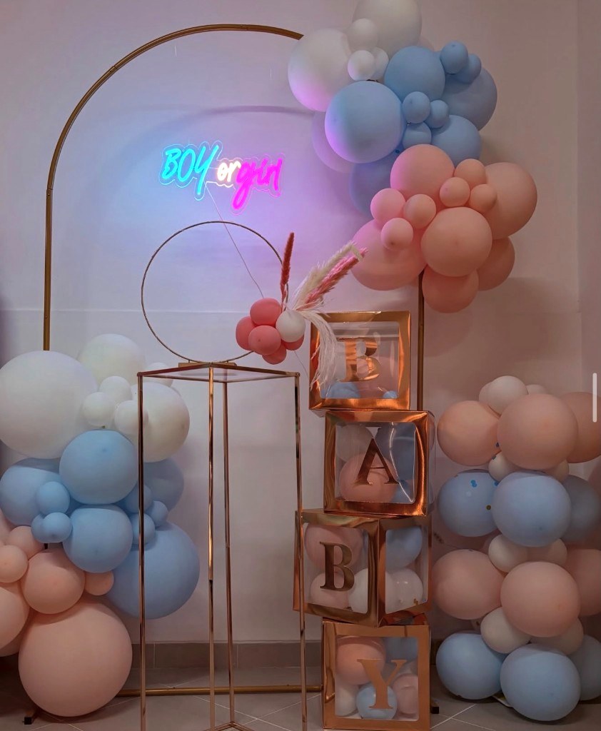 Balloon Art gender reveal con insegna luminosa Boy or Girl e composizioni di palloncini