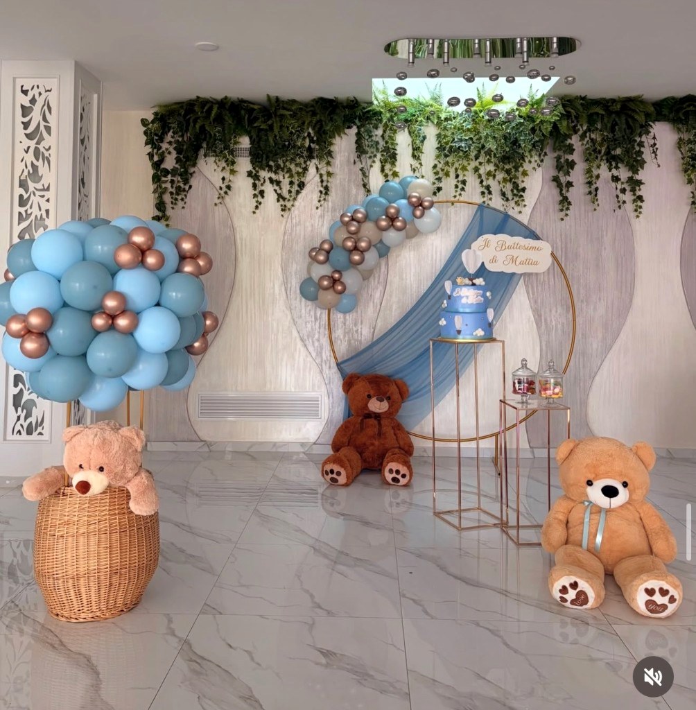 Decorazione a tema battesimo con orsetti, archi di palloncini e torta personalizzata
